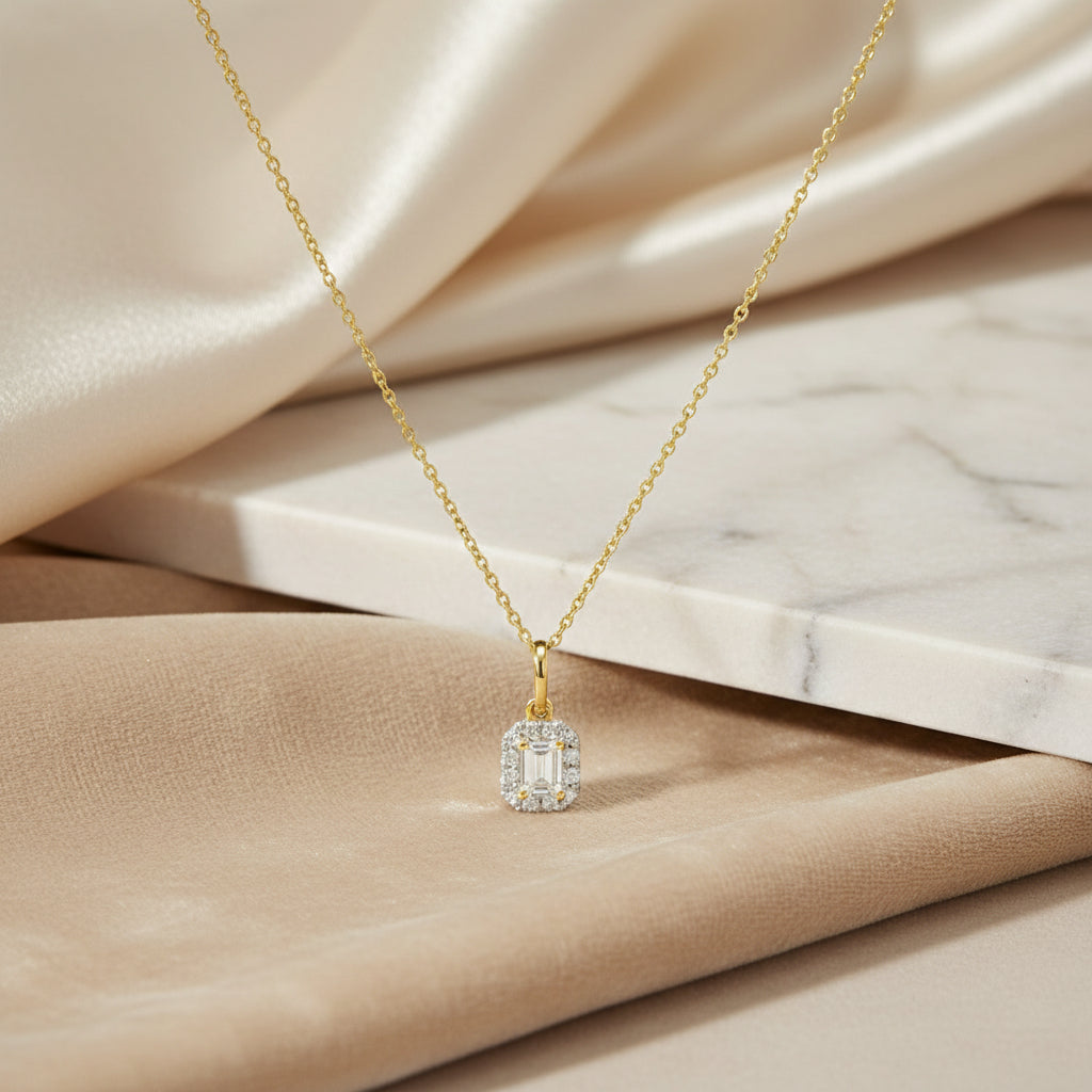 Kette aus Gelbgold mit achteckigem Mittel-Brillanten (0,15 ct) im Emerald-Cut, umgeben von einem Brillant-Halo (gesamt 0,21 ct), frontal dargestellt.