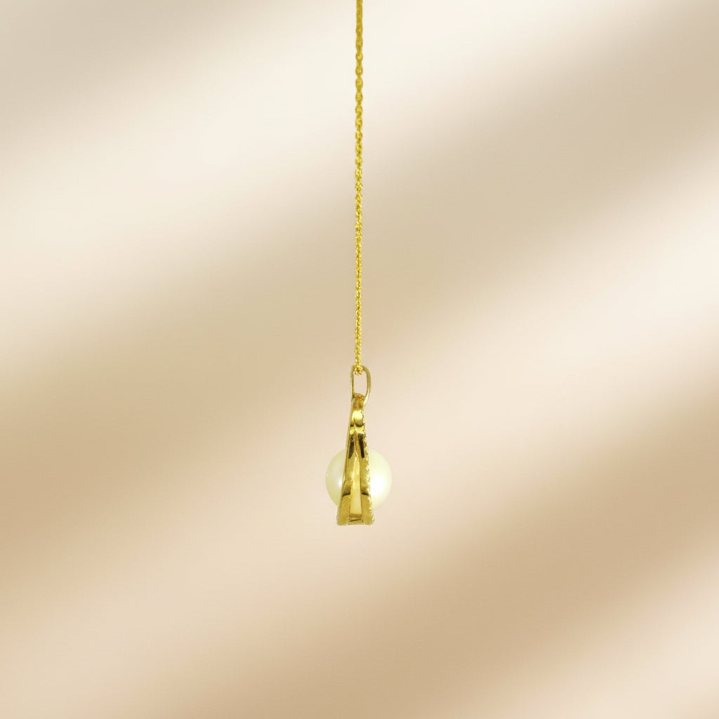 Seitliche Ansicht des Anhängers der Kette K86 – große Zuchtperle mittig, umlaufender Brillantrahmen, Goldfassung.