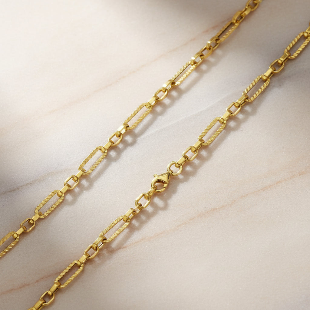 Detailansicht der Kette K96 aus Gelbgold, die diagonale Musterung und der Verschluss sind deutlich zu erkennen.