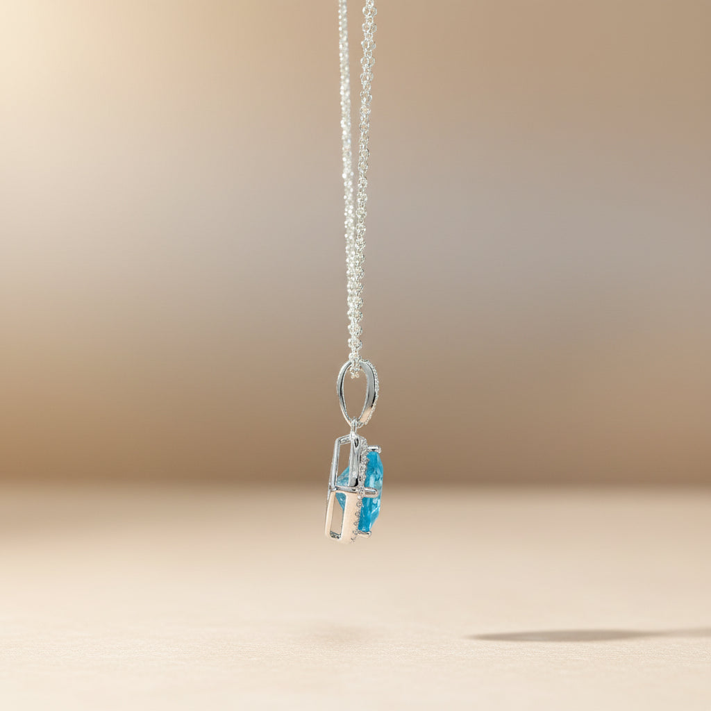 Seitliche Detailansicht des Anhängers mit Swiss Topas und Brillanten, Weißgoldfassung.