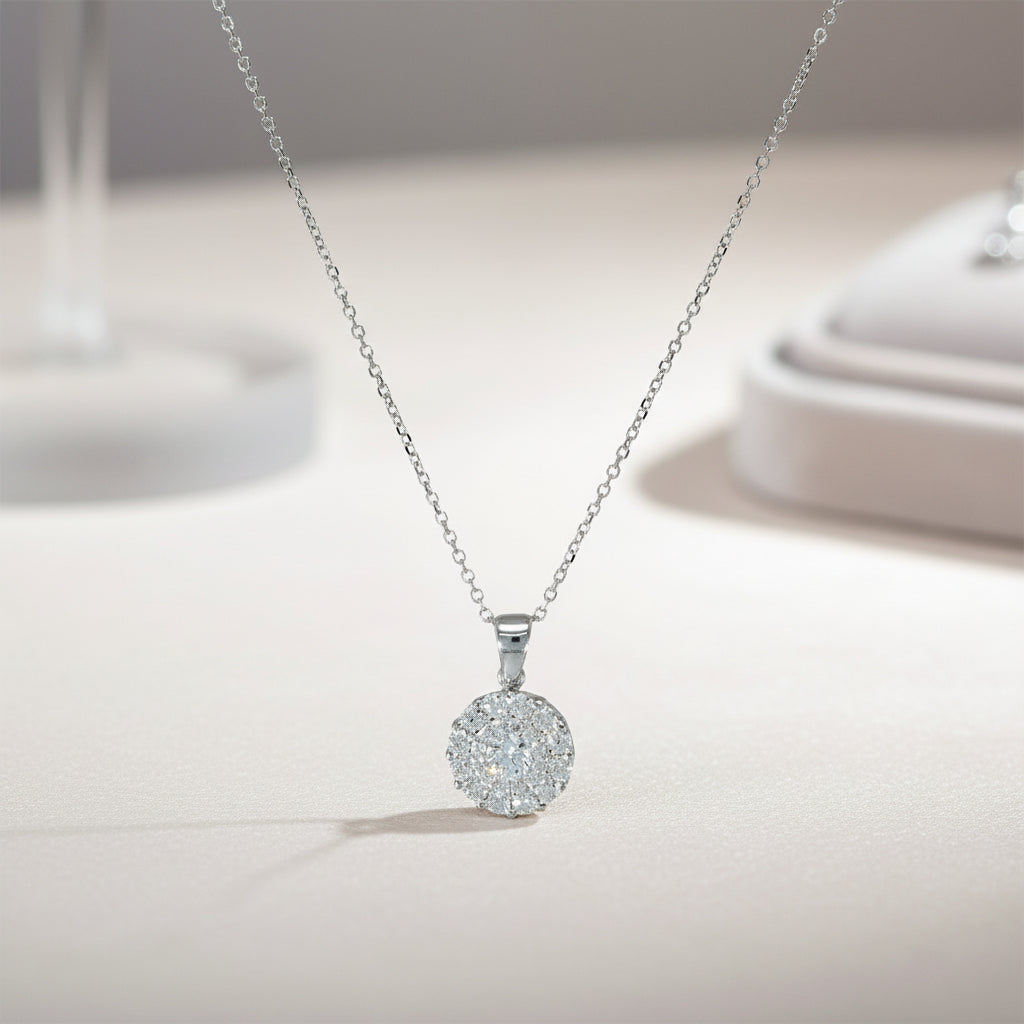 Kette aus Weißgold mit rundem, dicht mit funkelnden Zirkonia ausgefasstem Anhänger, vorne dargestellt.