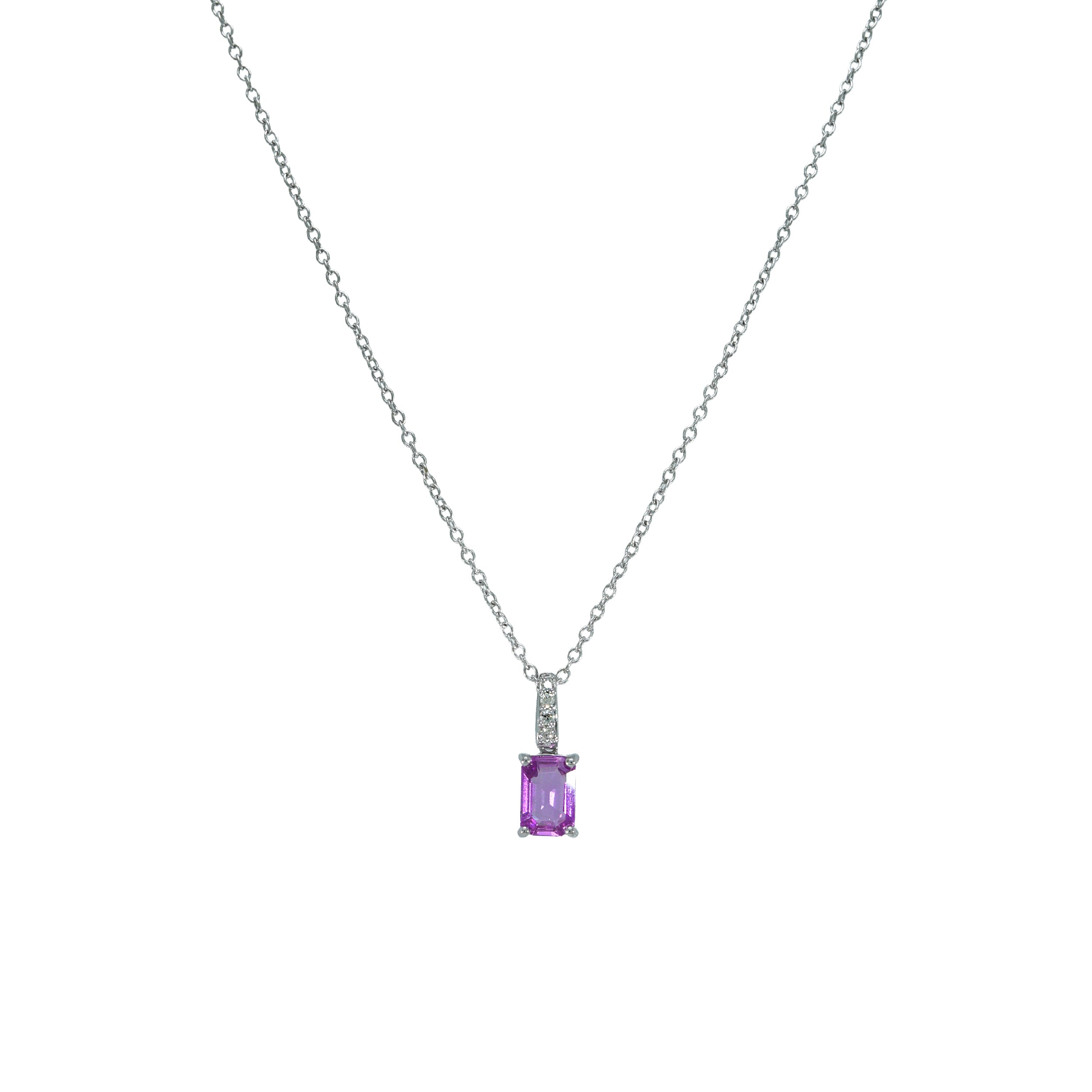 Zarte Weißgoldkette mit rechteckig geschliffenem pinken Saphir als Anhänger, ergänzt durch kleine Brillanten an der Öse, frontal dargestellt.