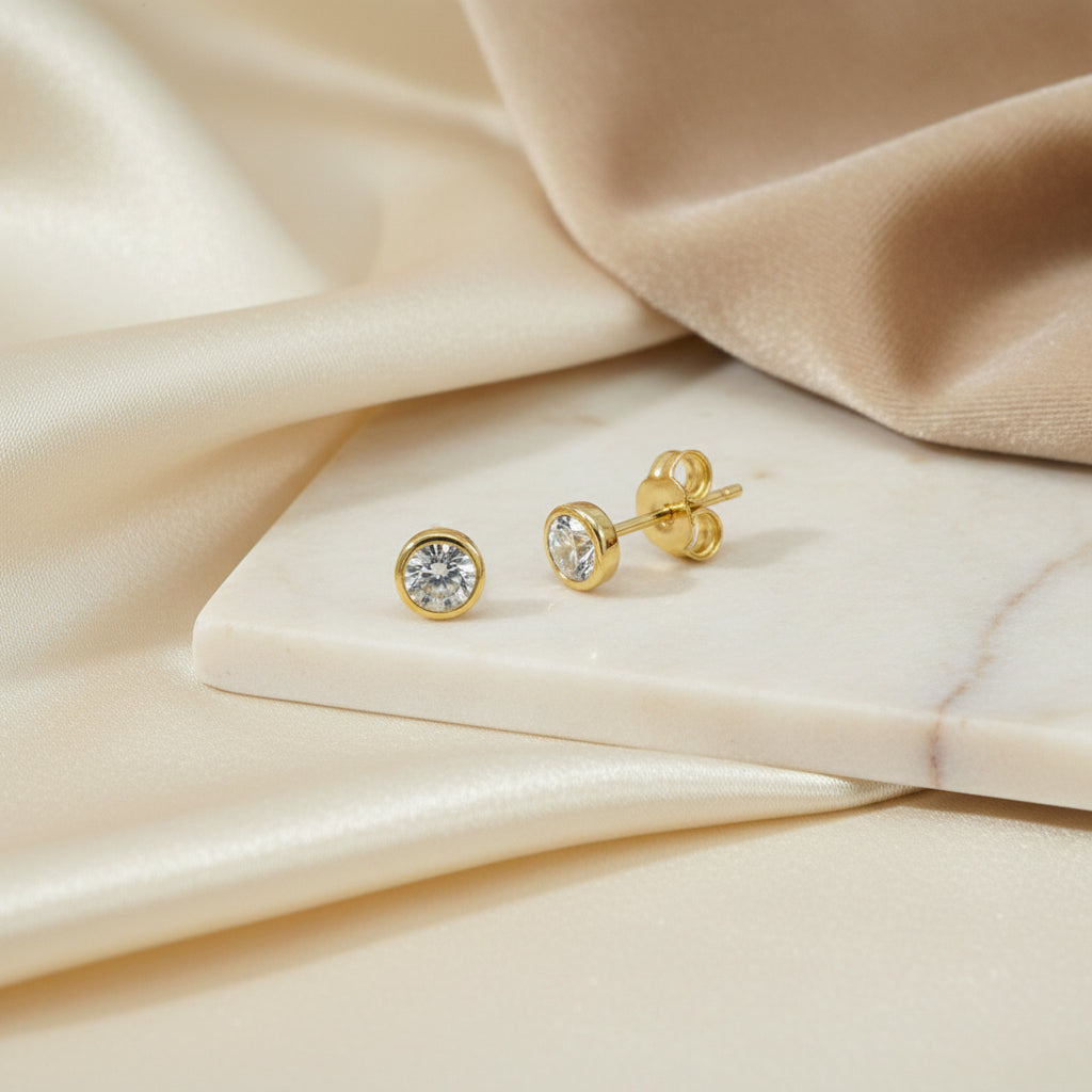 Ohrstecker aus 14 Karat Gelbgold mit rundem Zirkonia in Zargenfassung