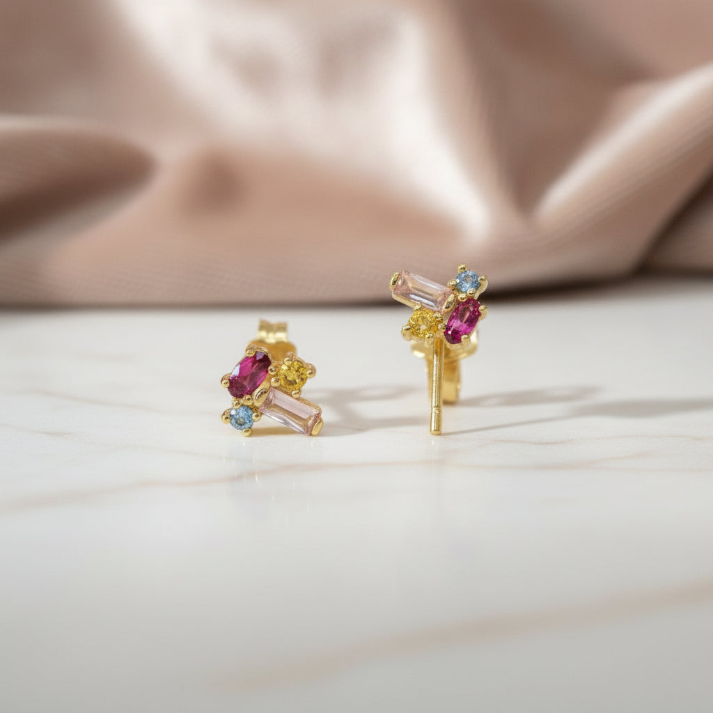 Gold Ohrstecker mit bunten Zirkonia-Steinen in verschiedenen Farben und Formen, elegant und verspielt gestaltet