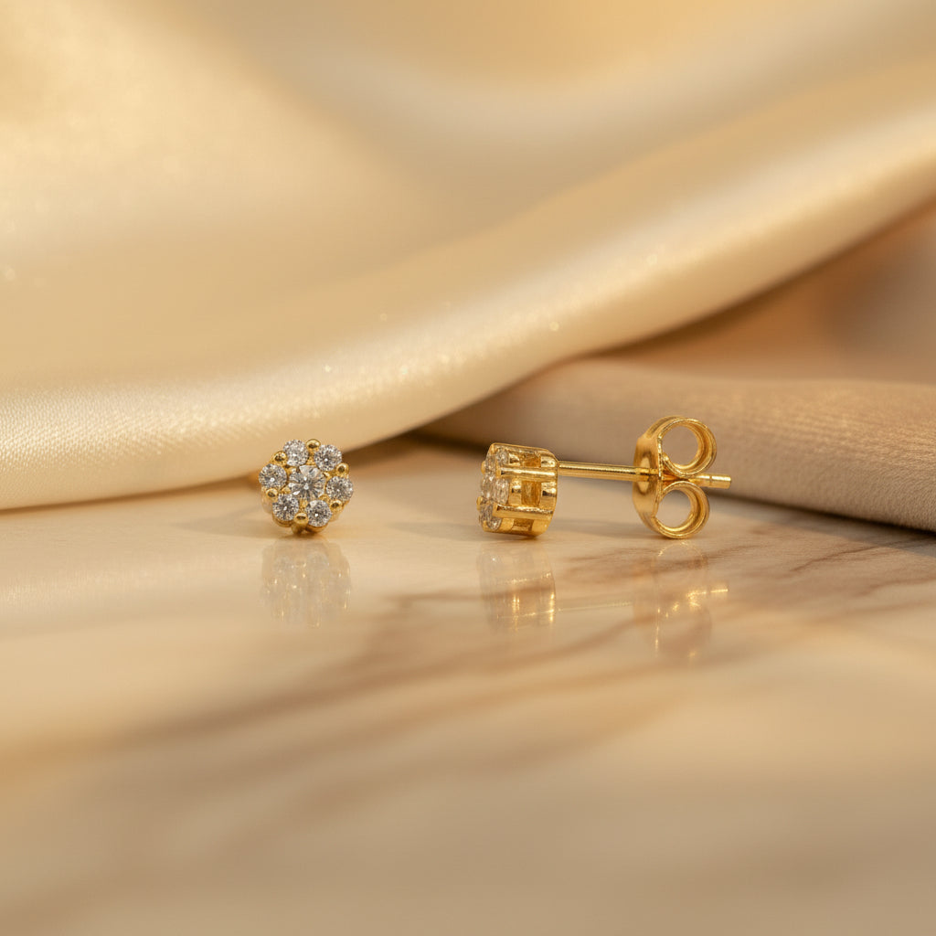 Ohrstecker aus Gelbgold mit einem runden Zirkonia-Stein, umgeben von einem doppelten Zirkonia-Halo