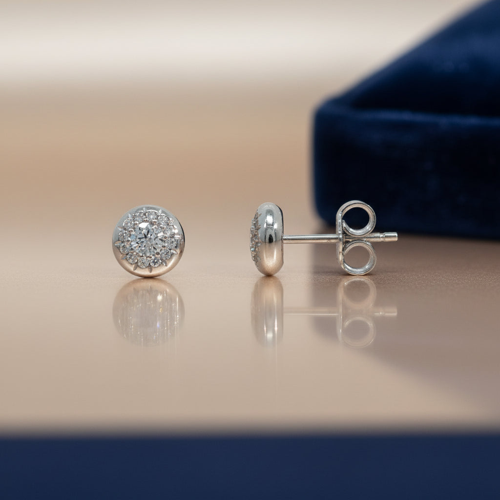 Runde Ohrstecker aus Weißgold mit Zirkonia in Pavéfassung