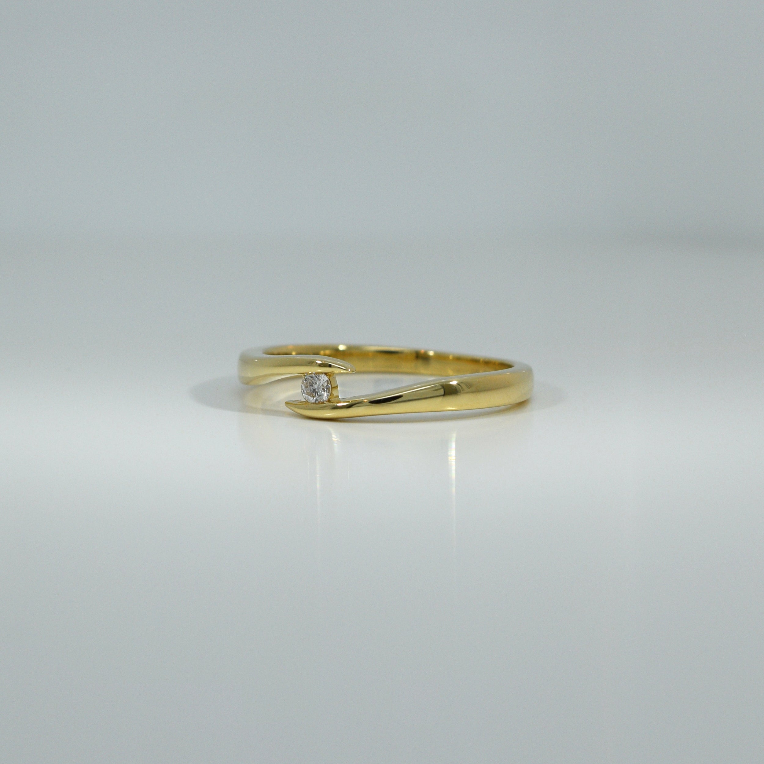 Gelbgoldener Brillantring mit elegantem Verlauf – Seitenansicht