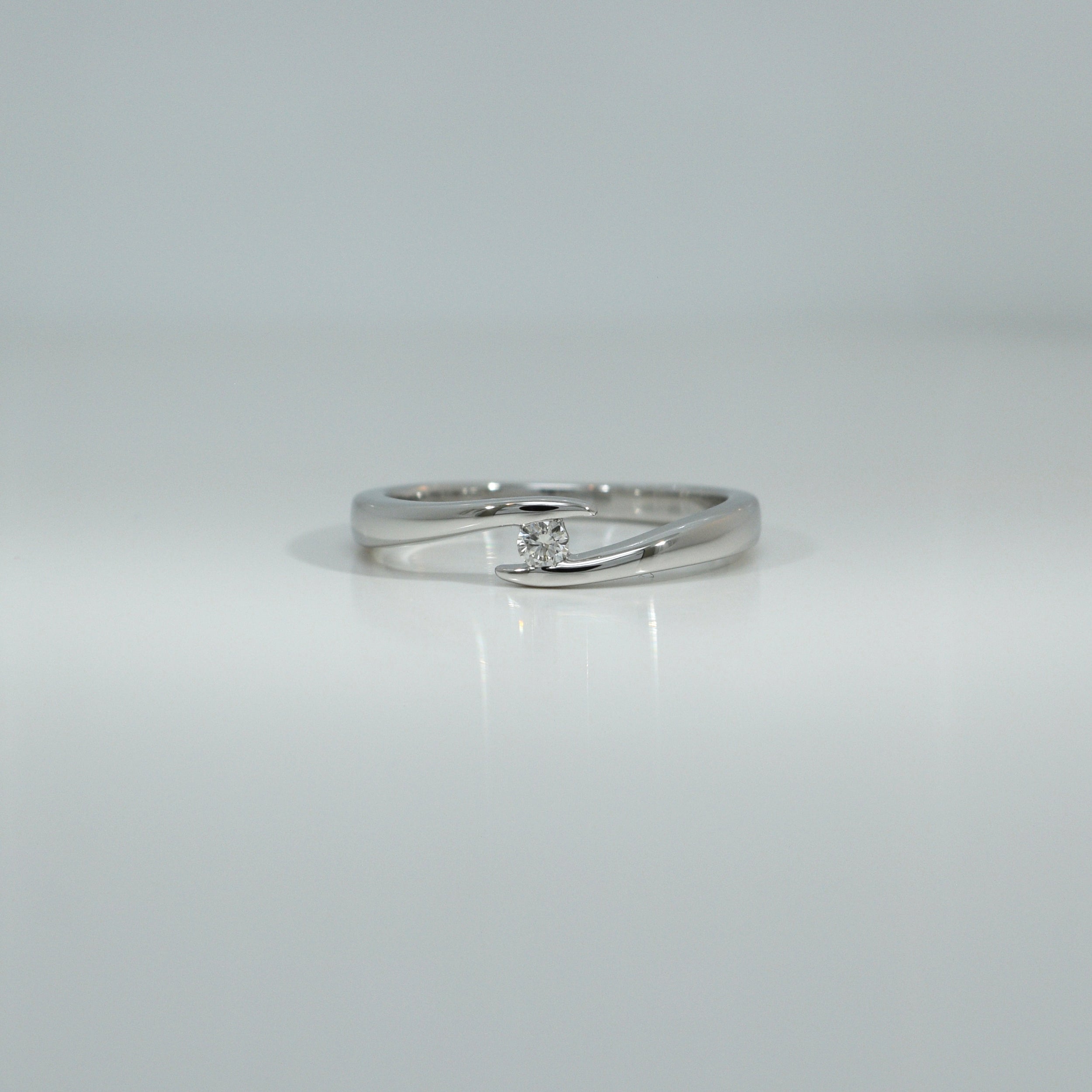 Weißgoldener Ring mit 0,05 ct Brillant in zeitgemäßem Design – Frontansicht