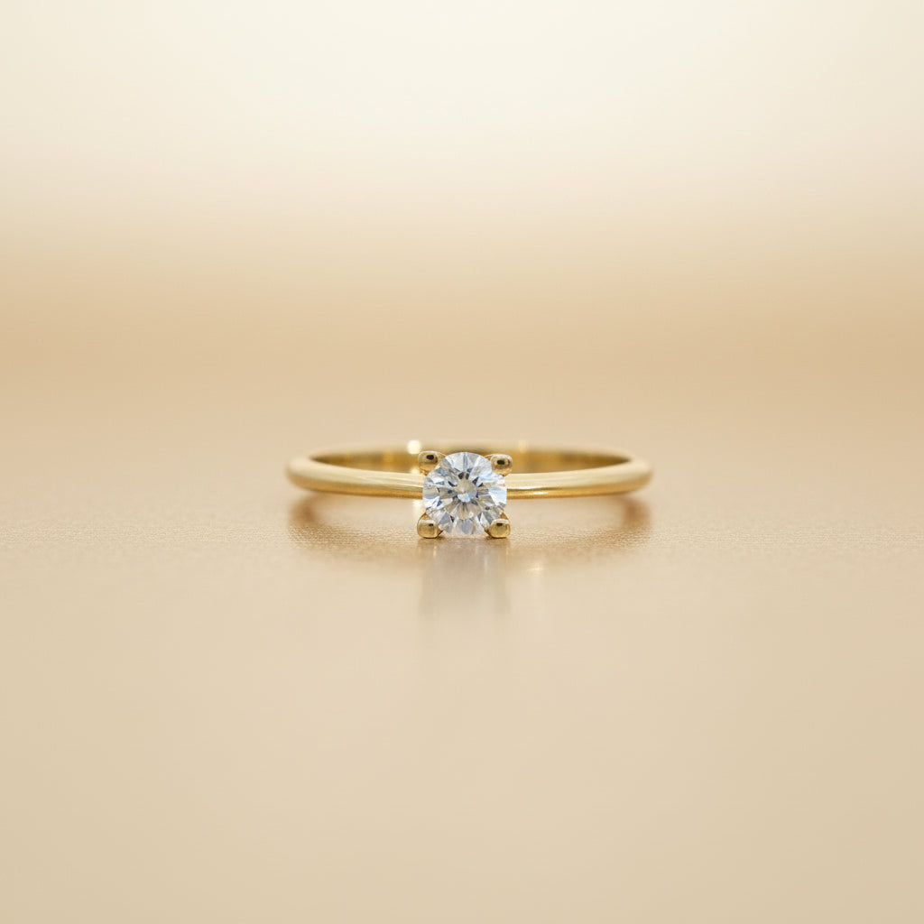 Zirkonia-Ring in 14 K Gelbgold mit Vierer-Krappenfassung, Frontalansicht