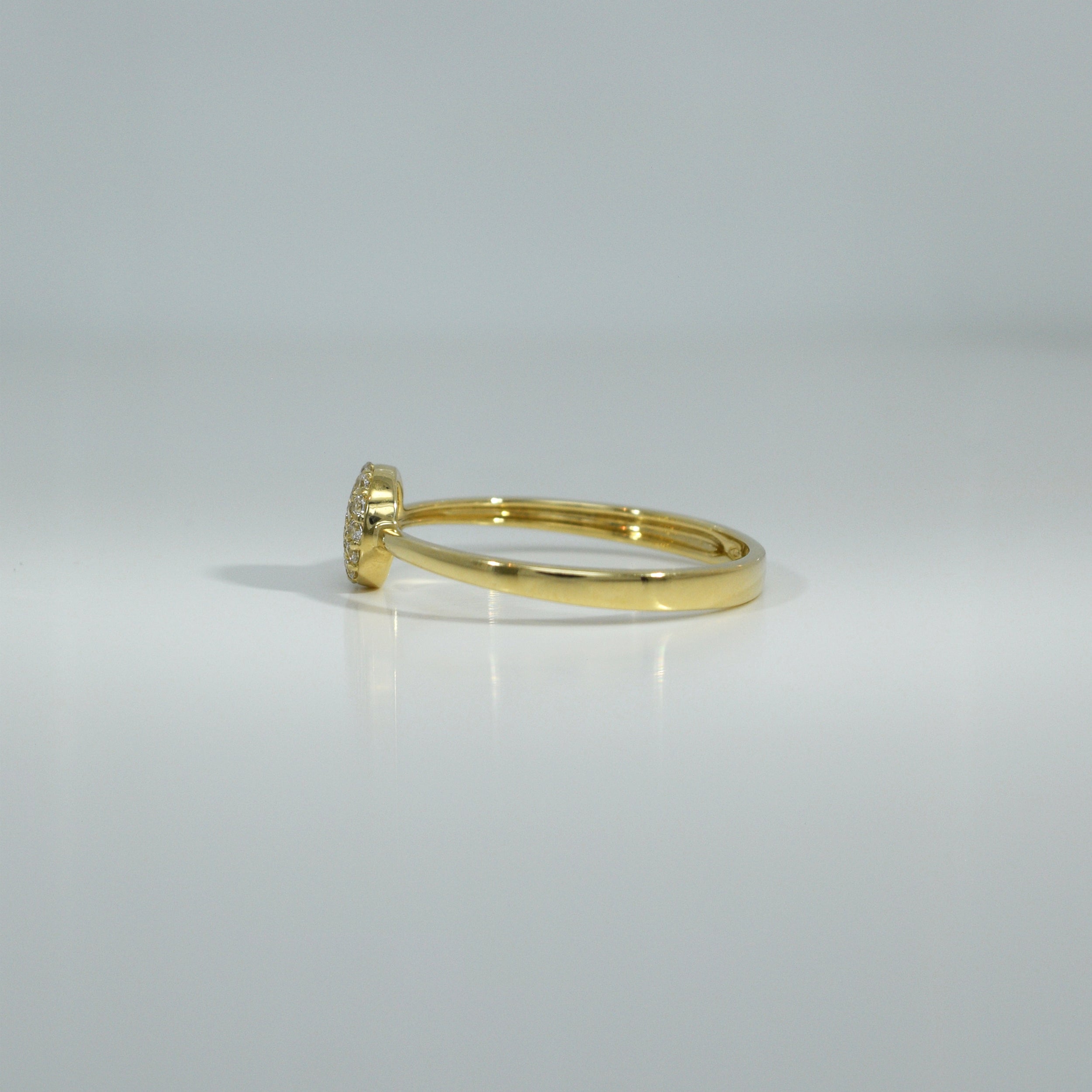 Gelbgoldring mit rundem Zirkonia-Pavé, Detailaufnahme