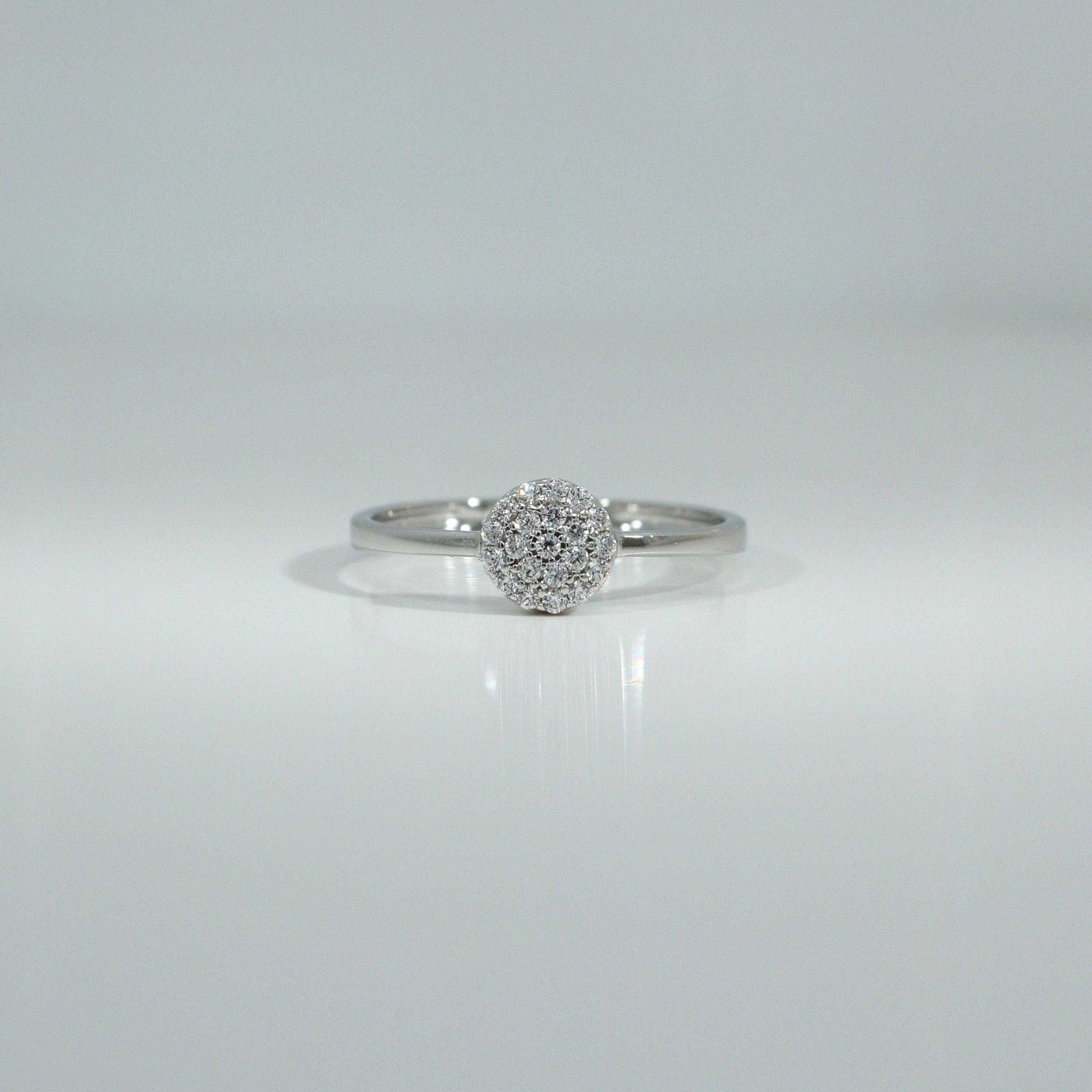 Weißgoldring mit rundem Zirkonia-Pavé, Frontalansicht