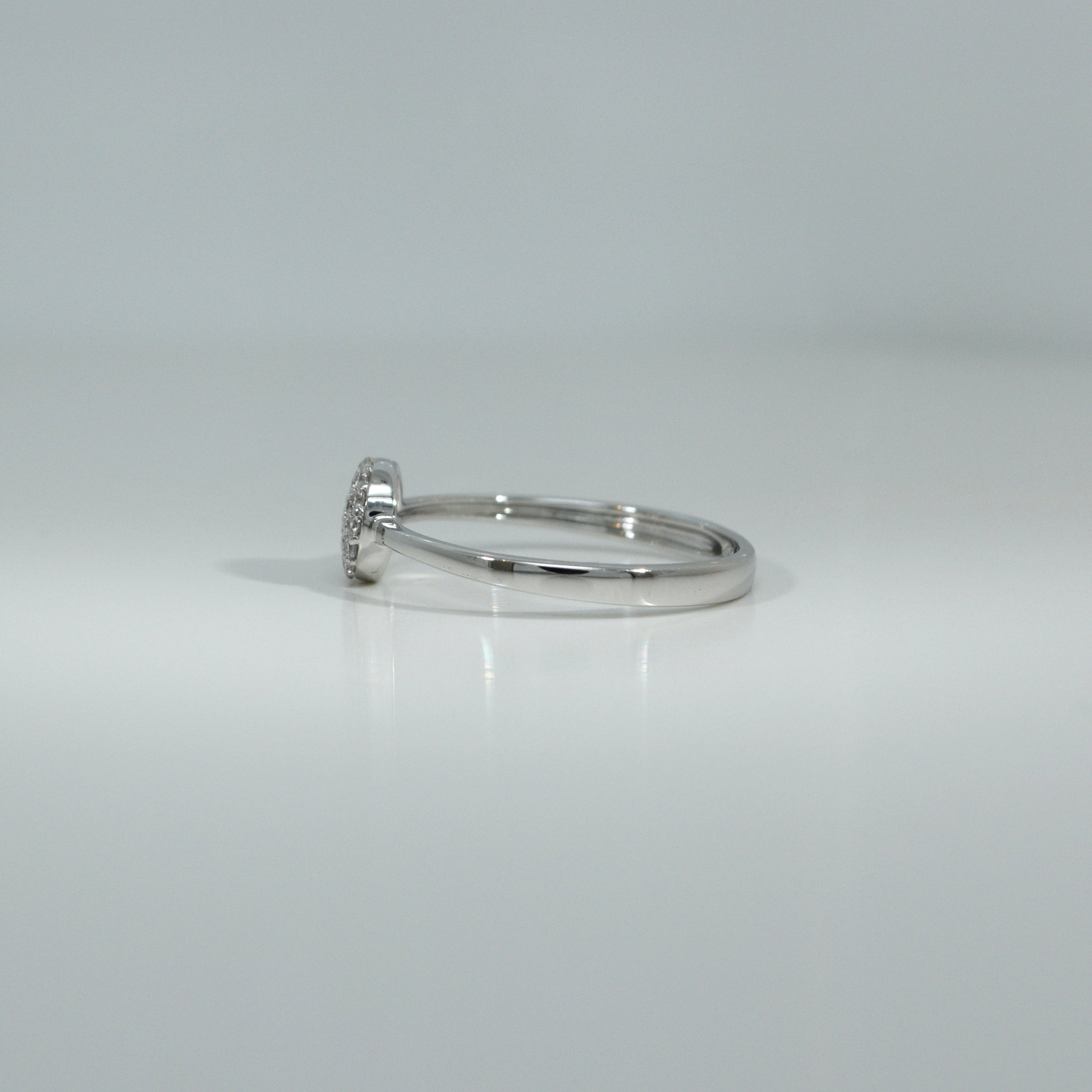 Weißgoldring mit rundem Zirkonia-Pavé, seitliche Ansicht