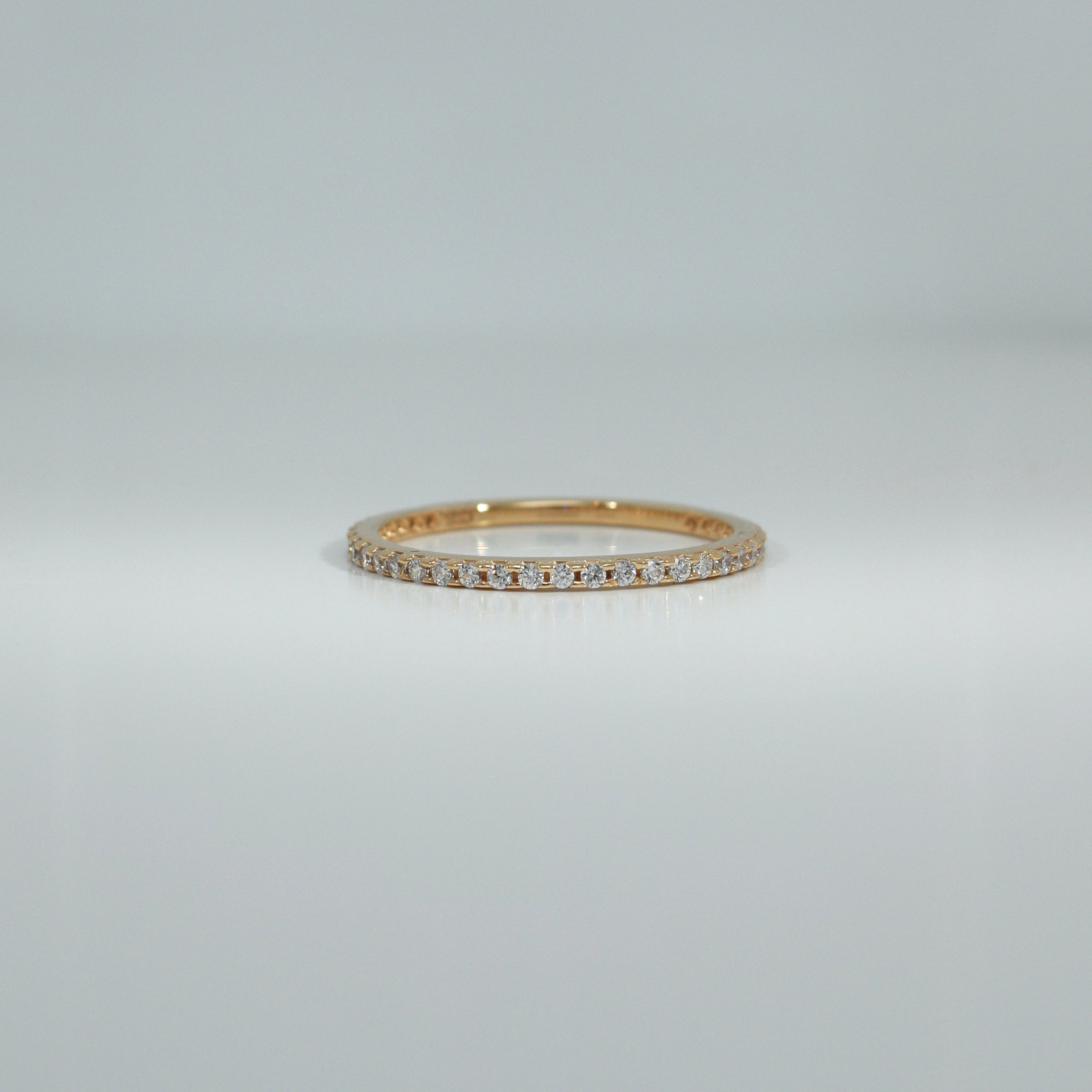 Ring aus Roségold mit umlaufenden Zirkonia