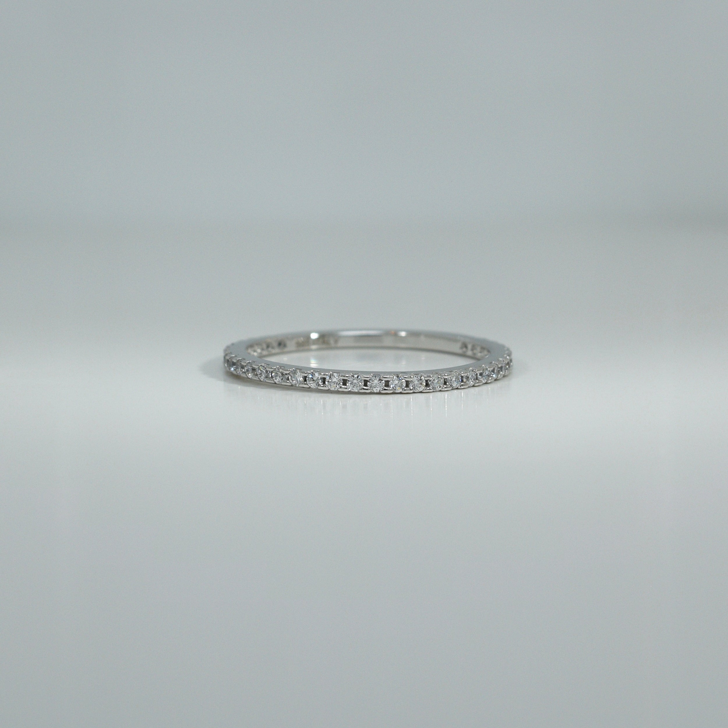 Ring aus Weißgold mit umlaufenden Zirkonia