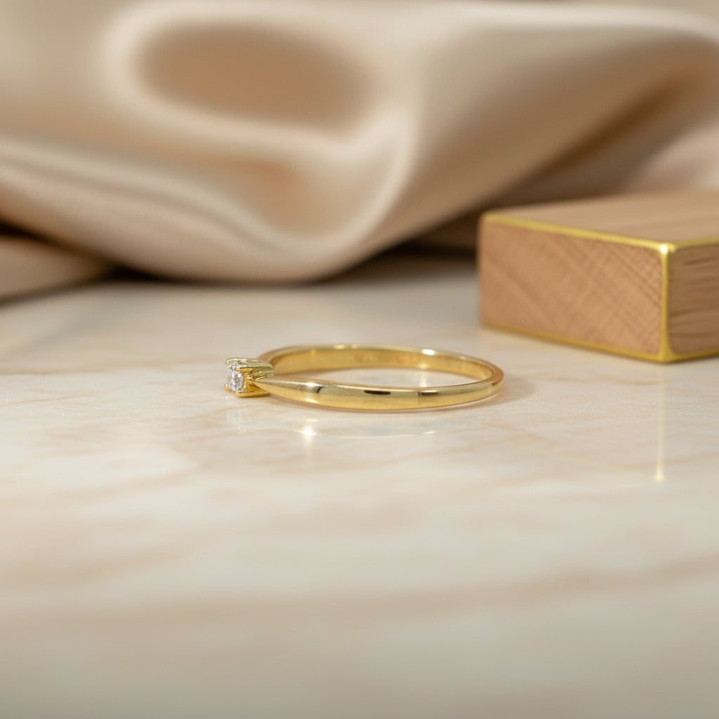 Schlanker Gelbgoldring R31 im Profil, der erhöhte Brillantsolitär ist seitlich zu sehen.