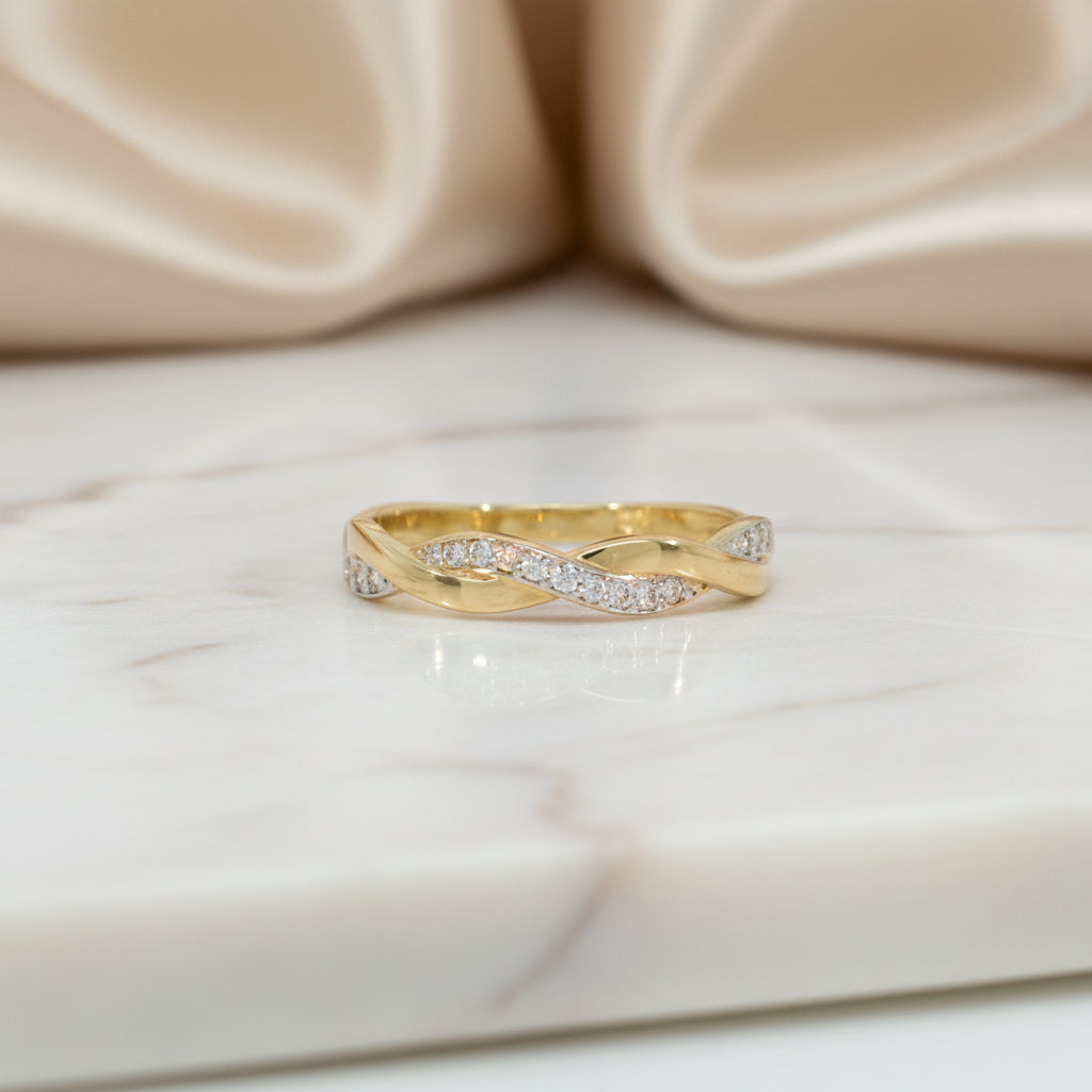 Ring aus Gelbgold, Modell RZ2, mit geflochtenem Design und funkelnden Zirkonia, Frontalansicht.