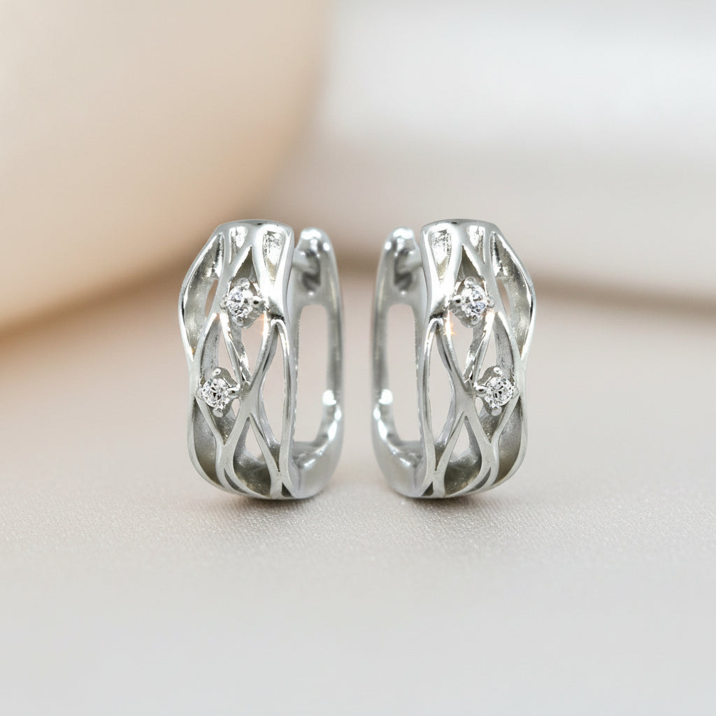 Silberne Creolen mit durchbrochenem Muster und Klappverschluss