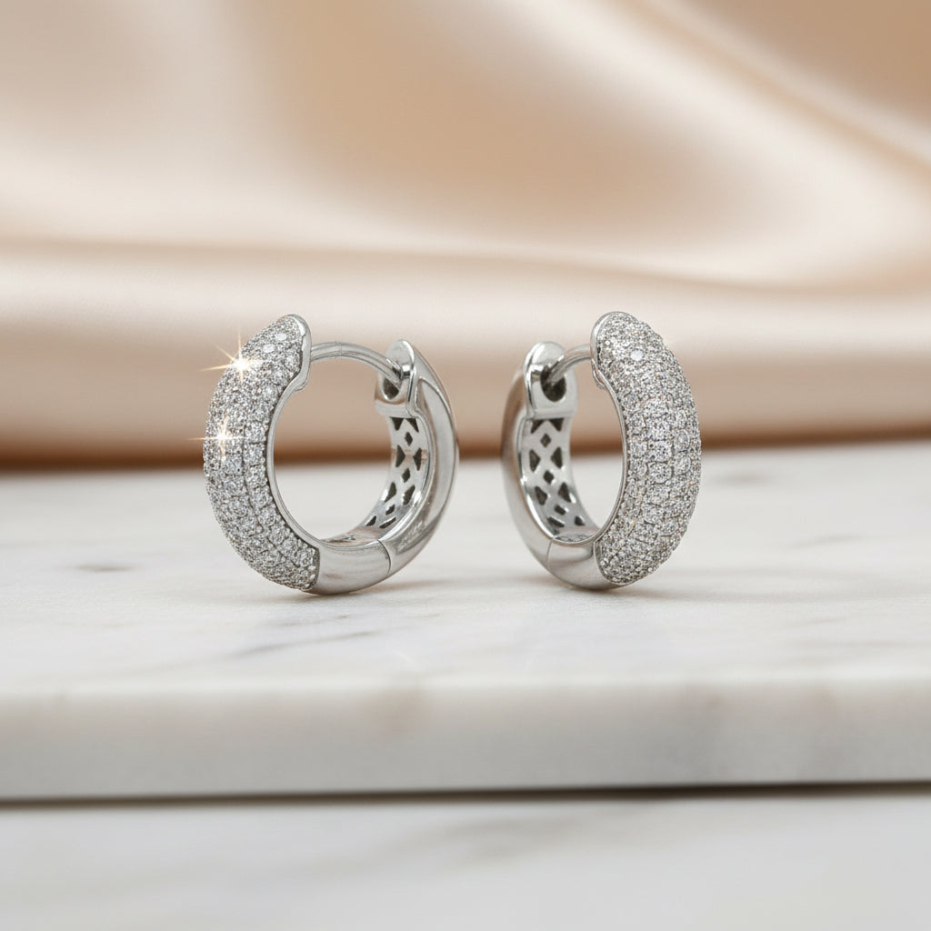 Silberne Creolen mit pavégefassten Zirkonia und Klappverschluss