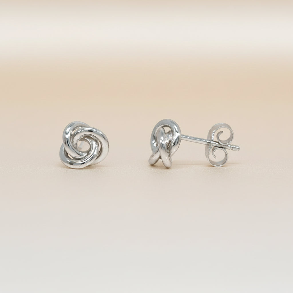 Silberne Ohrstecker mit einem verschlungenen Knoten-Design