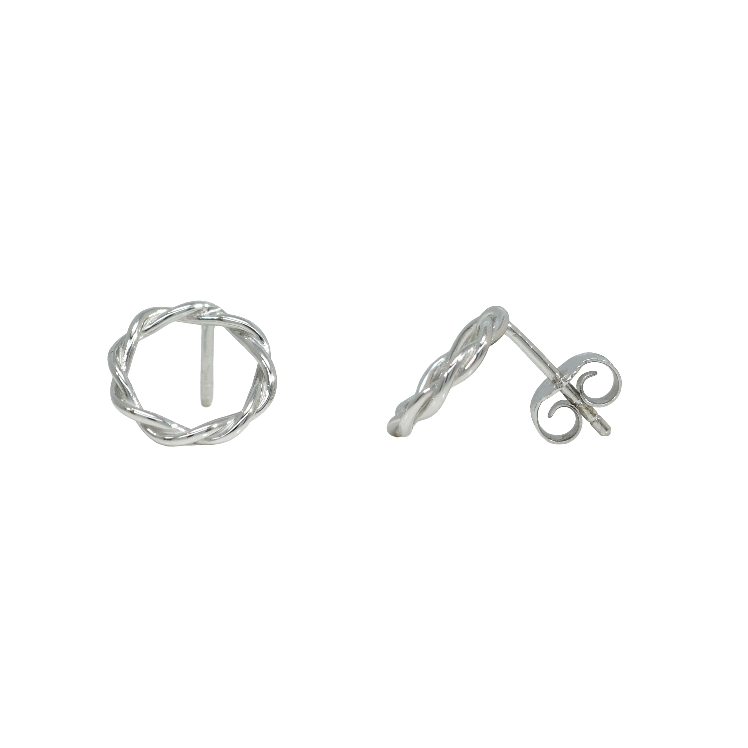 Silberne Ohrstecker in Form eines geflochtenen Kreises.