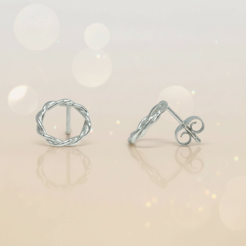 Silberne Ohrstecker in Form eines geflochtenen Kreises.