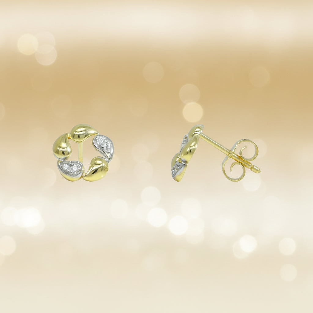 Zweifarbige Ohrstecker aus vergoldeten und silbernen tropfenförmigen Elementen, einige mit Zirkonia-Steinen.