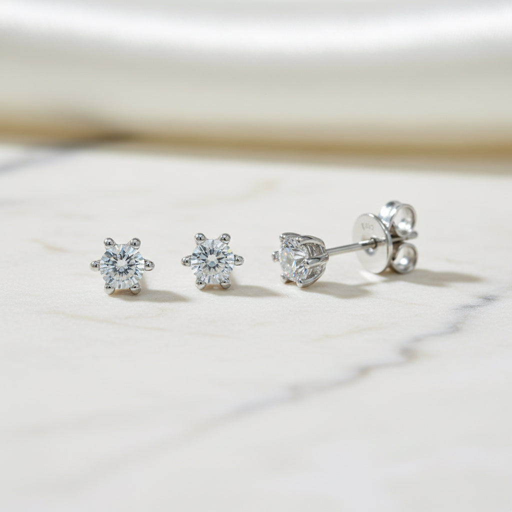 Silberne Ohrstecker mit einem runden Zirkonia-Stein in einer Sechs-Krappen-Fassung.