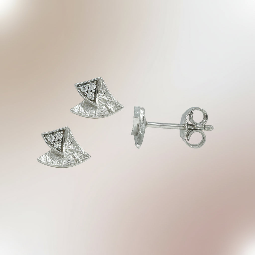 Silberne Ohrstecker in gefalteter Fächerform, mit drei kleinen Zirkonia-Steinen im oberen Bereich und einer texturierten Oberfläche.