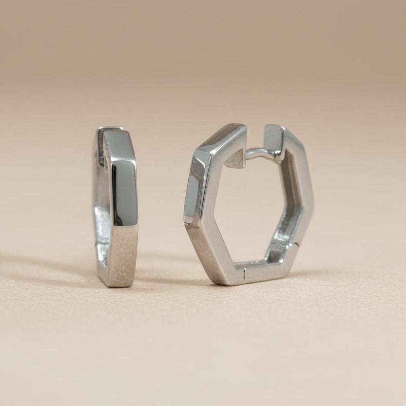 Splendido CRSU31 hexagonale Creolen aus rhodiniertem 925er Sterling Silber mit hochglanzpolierter Fläche.