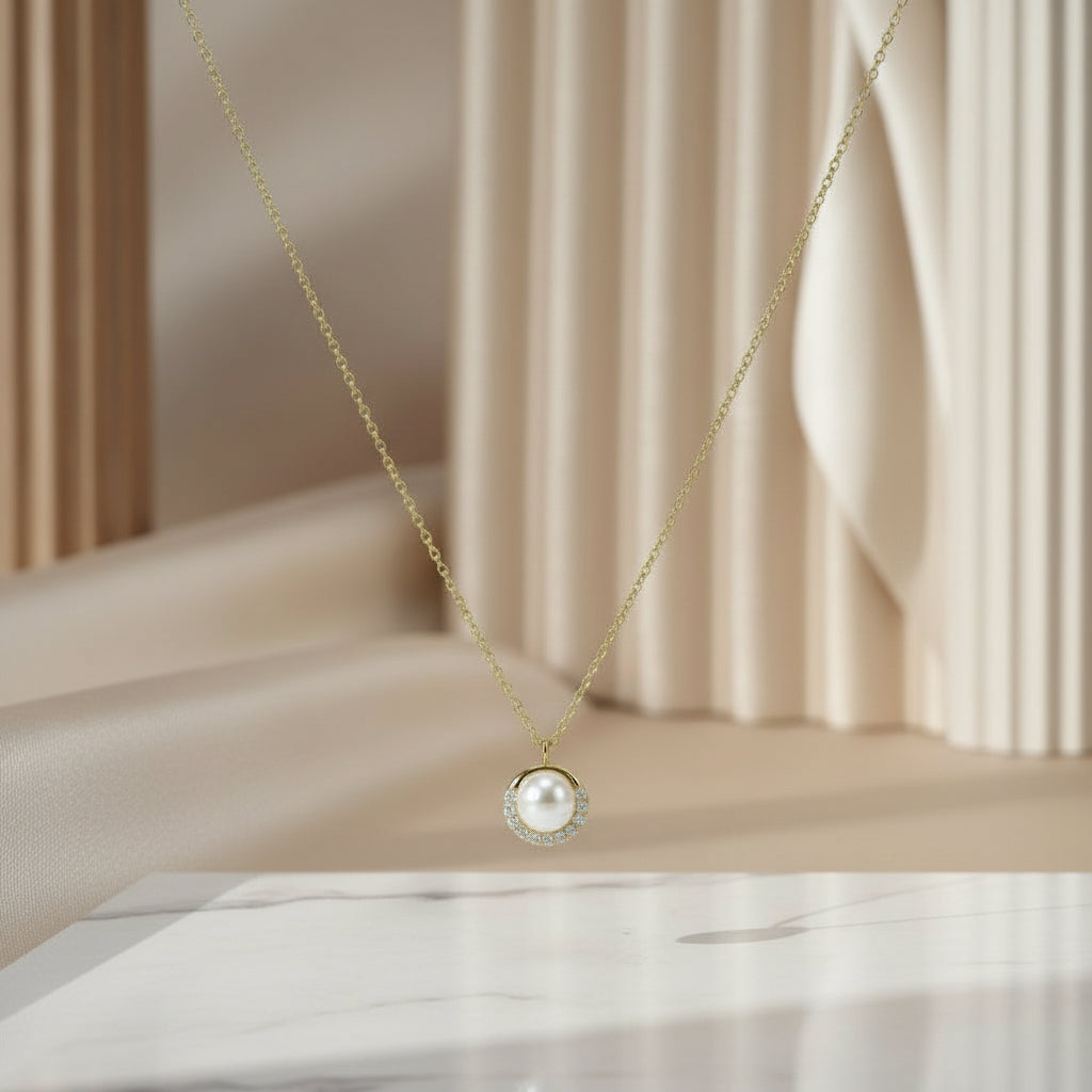 Gelbgoldkette mit rundem Anhänger, bestehend aus einer weißen Perle umrahmt von kleinen Zirkonia-Steinen.