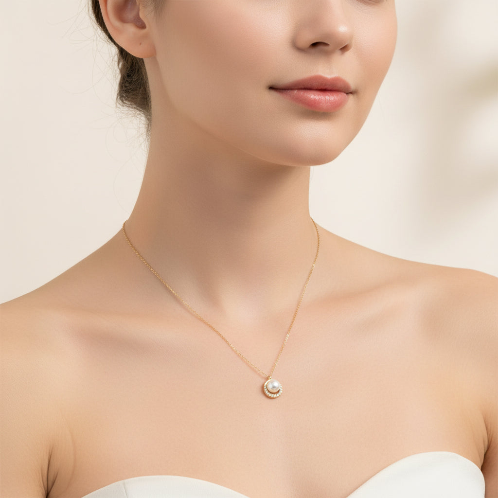 Gelbgoldkette mit rundem Anhänger, bestehend aus einer weißen Perle umrahmt von kleinen Zirkonia-Steinen.