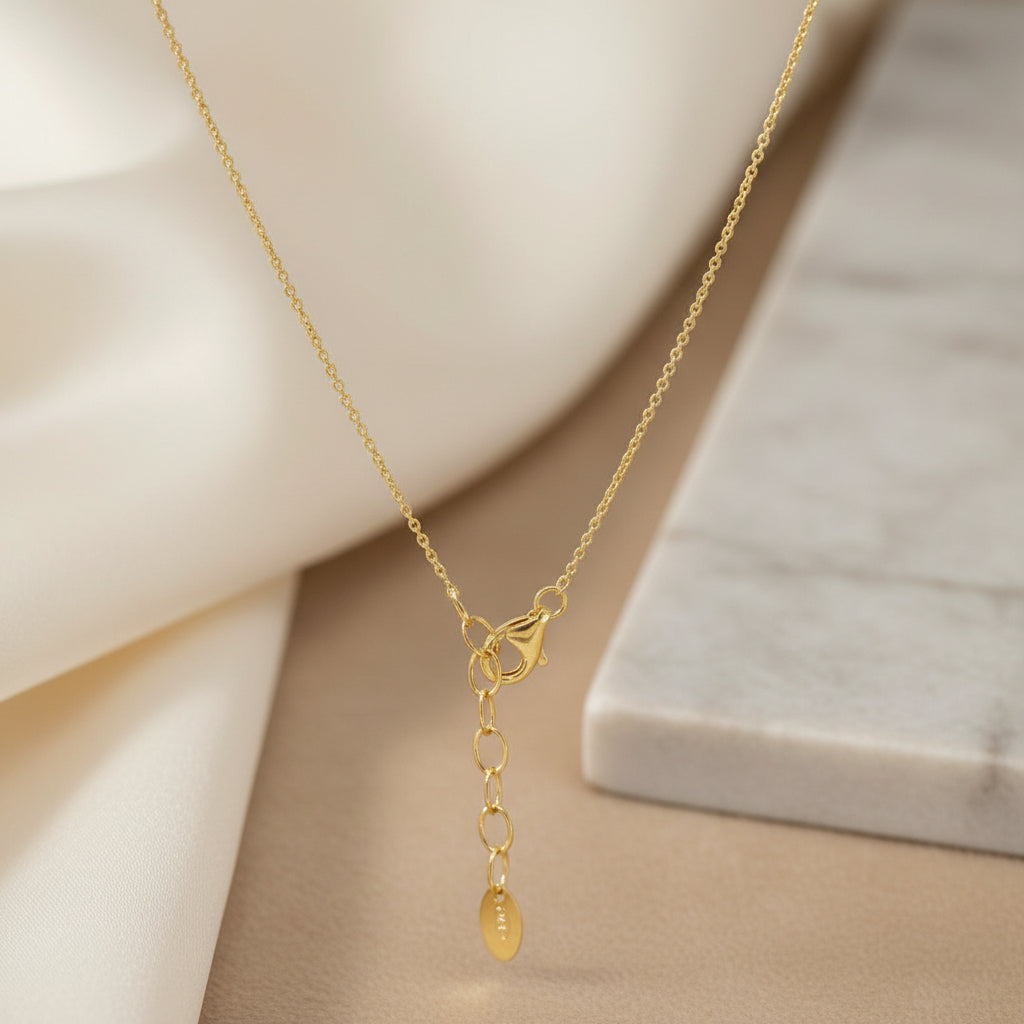 Vergoldete Halskette mit ovalem Marienanhänger und Zirkoniafassung