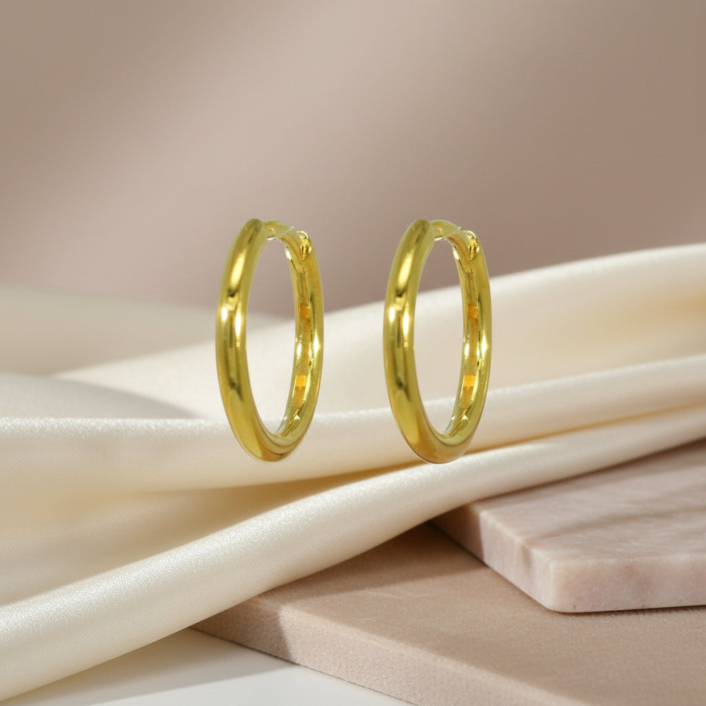 Vergoldete Silbercreolen mit glänzendem Rundprofil und 18 Millimetern Durchmesser für einen eleganten, warmen Gold-Look.