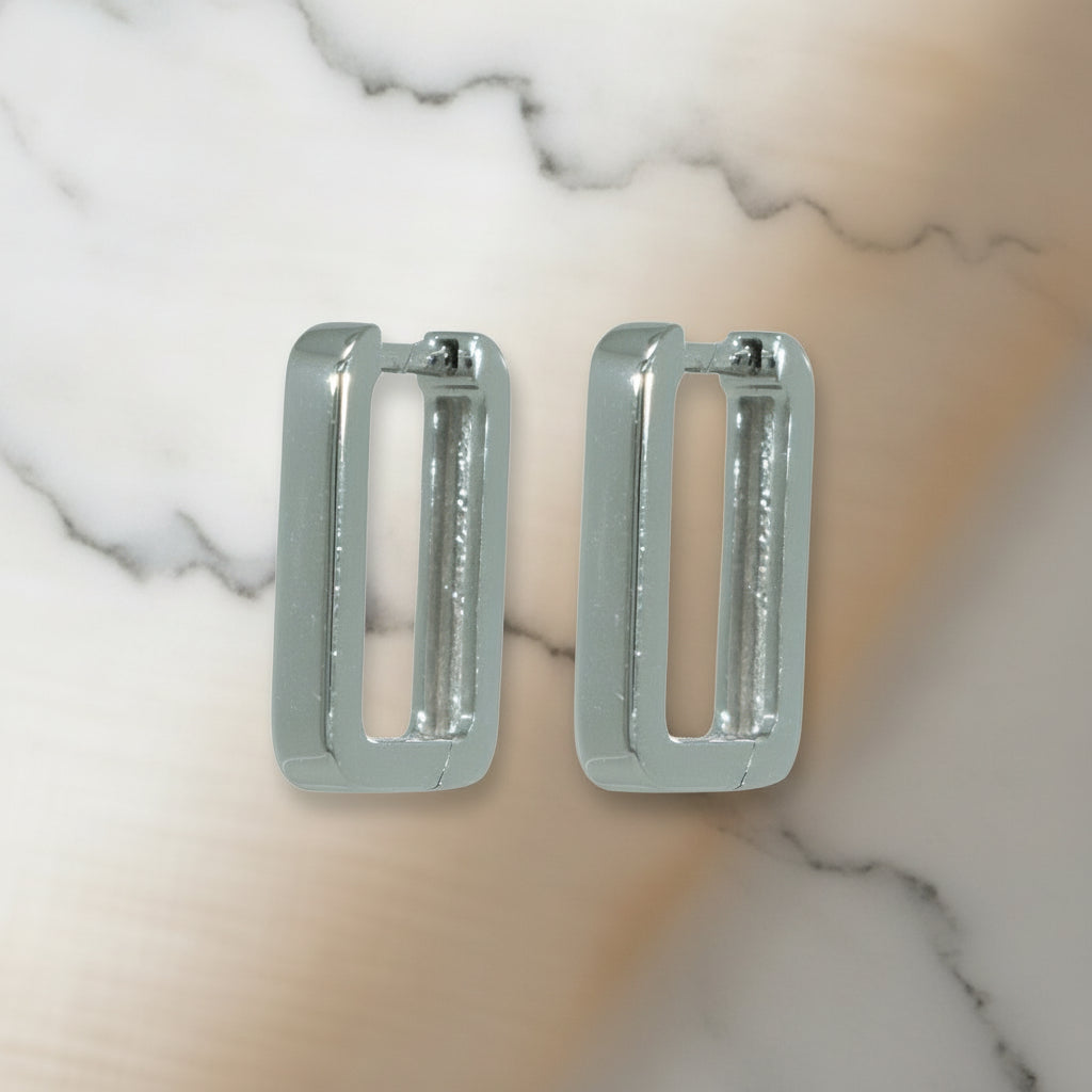 Rhodinierte Huggie-Creolen aus 925 Sterling Silber in schlicht rechteckiger Form mit glänzender Oberfläche.