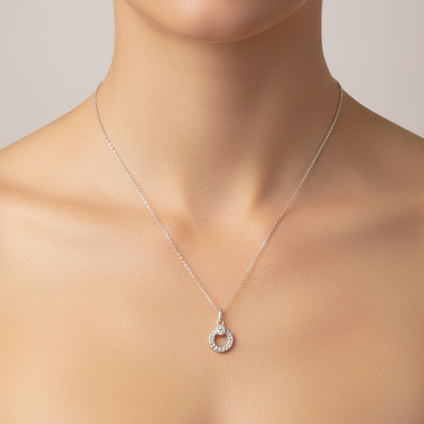 Zartes Silbercollier mit rundem Panzerkreis-Anhänger