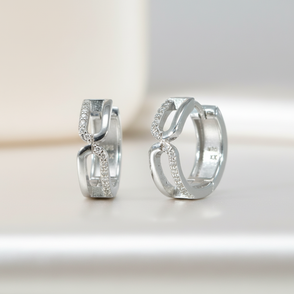 Offene gelbgoldfarbene Creolen Splendido CRS39aus 925er Silber mit klar funkelnden Zirkonia-Steinen.