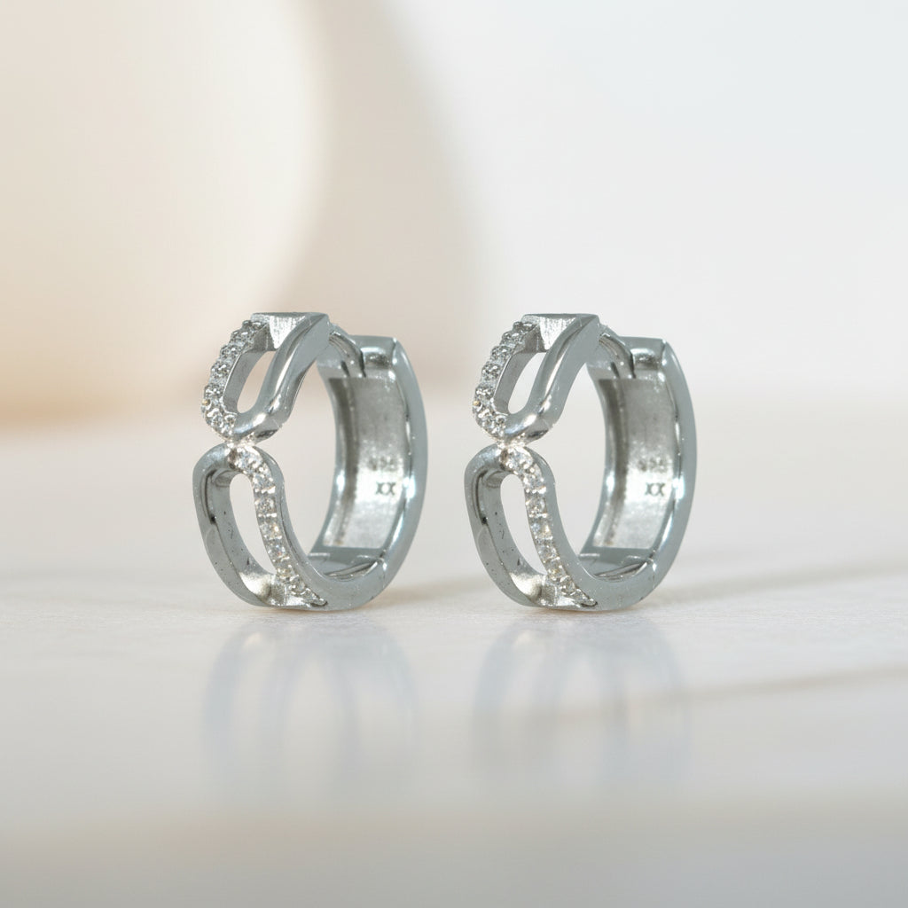 Offene gelbgoldfarbene Creolen Splendido CRS39 aus 925er Silber mit klar funkelnden Zirkonia-Steinen.