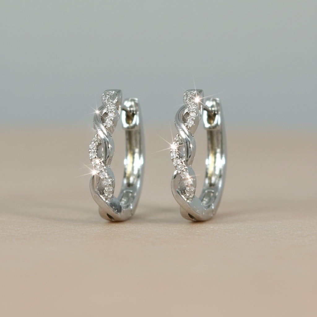 Feine 925 Sterling Silber Creolen Splendido CRS40 mit zarter geflochtener Zirkonia-Reihe.