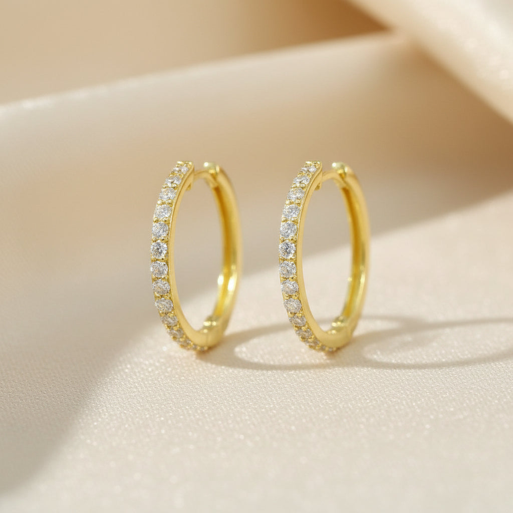 Zarte goldfarbene Hoop-Creolen Splendido CRSU21 mit klar funkelnden Zirkonia-Steinen.