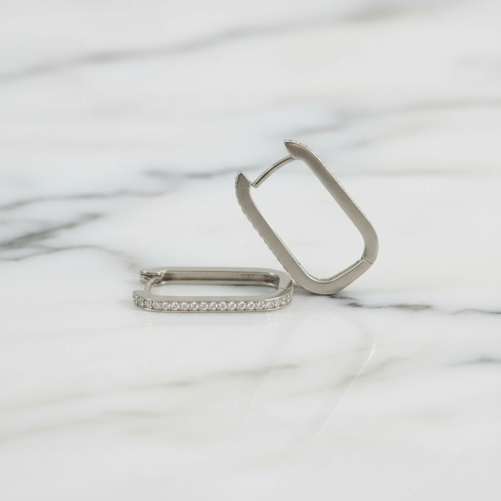 Moderne Silber-Hoop-Creolen Splendido CRSU24 mit fein gefassten klaren Zirkonia-Steinen an der Vorderseite.