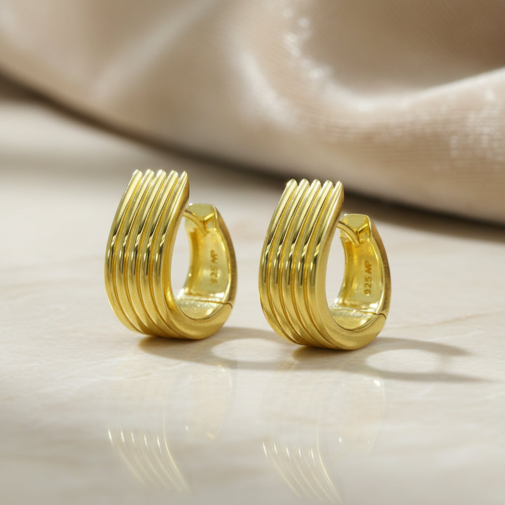 Splendido CRSU27 breite vergoldete Creolen aus 925er Silber mit mehreren parallelen Stegen.