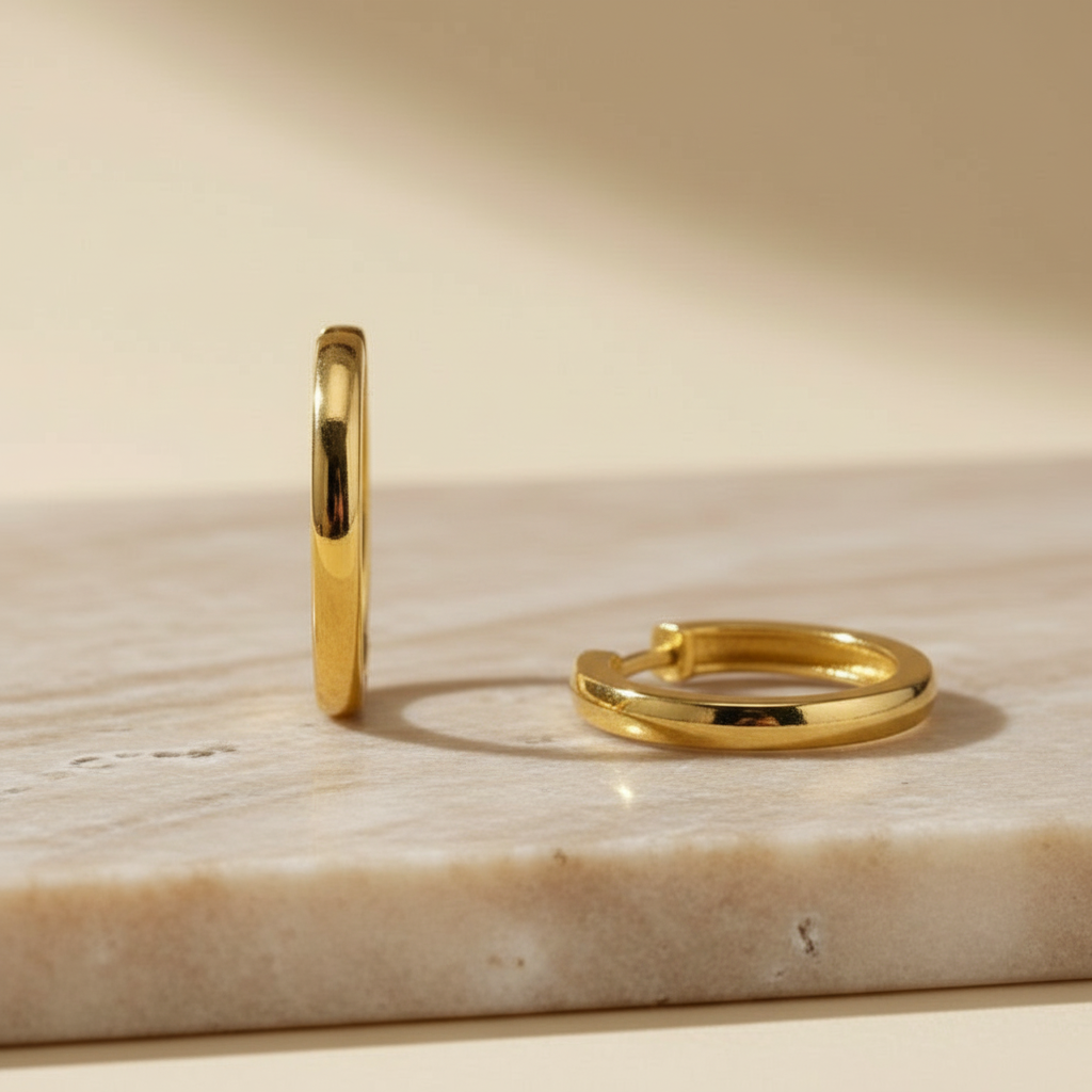 Schmale goldfarbene Basic-Hoops Splendido CRSU32 in runder Form.