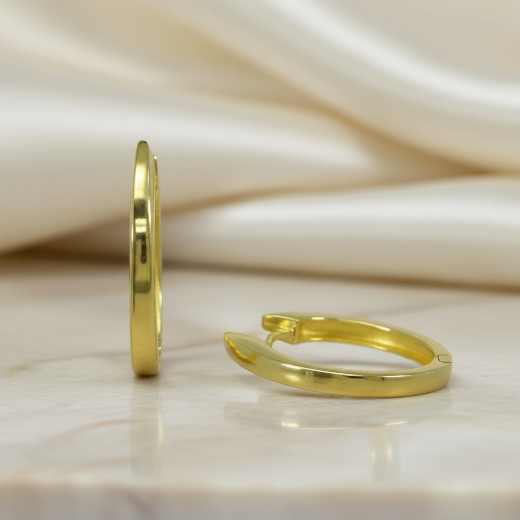 Elegante goldfarbene Hoop-Creolen Splendido CRSU36 mit leicht spitz zulaufender Form.