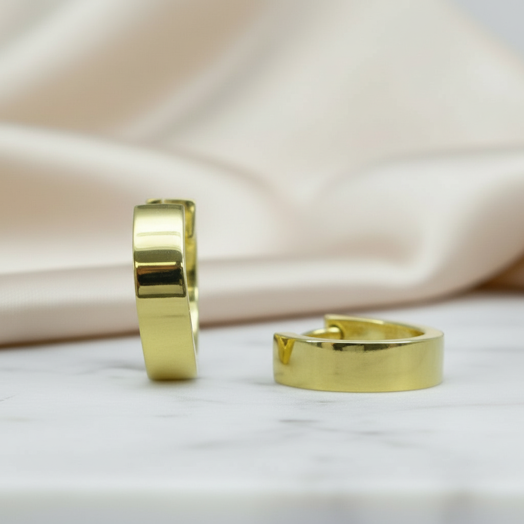 Moderne goldfarbene Hoop-Creolen Splendido CRSU38 mit breitem, weich gerundetem Profil.