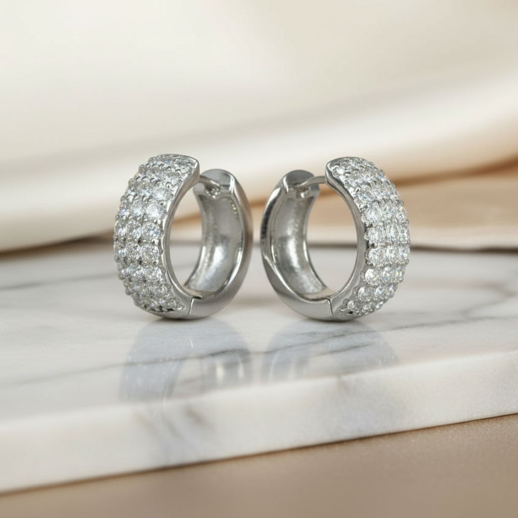 Luxuriöse 925 Sterling Silber Creolen mit mehreren Reihen klarer funkelnder Zirkonia-Steine.