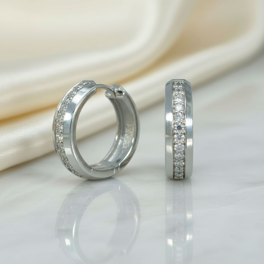 Elegante 925 Sterling Silber Creolen mit vertiefter Zirkonia-Leiste und glänzend polierten Kanten.