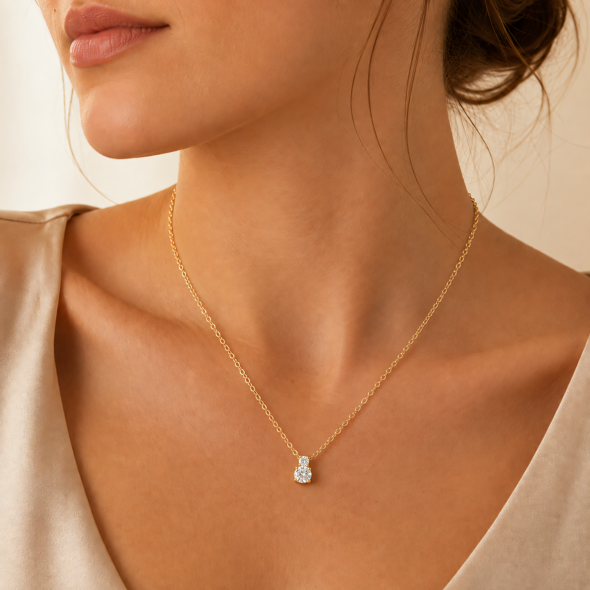 Gargantilla de oro amarillo de 585 con colgante de circonita en engaste de 4 garras, llevada en el cuello