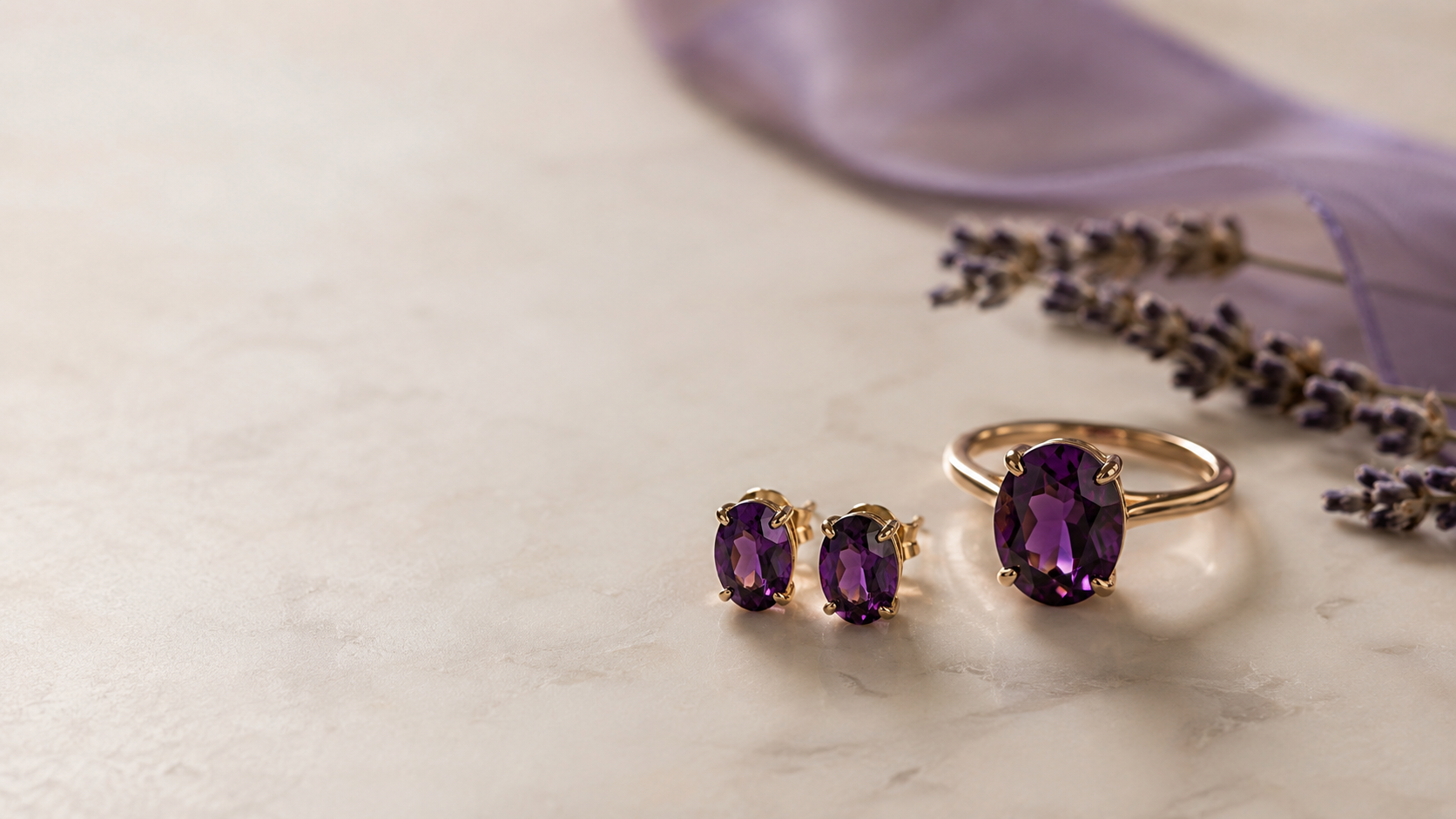 Amethyst Ring in 585er Gelbgold mit leuchtend violettem Stein auf hellem Hintergrund — Splendido Schmuck