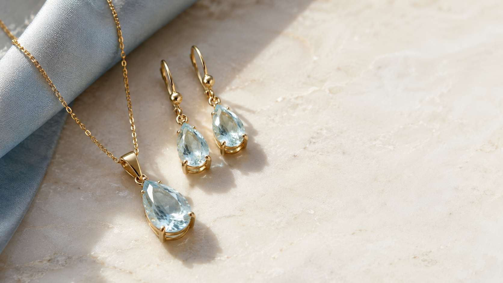 Hellblauer Aquamarin in 585er Weißgold mit Brillanten, getragen als Halskette und Ohrstecker — Aquamarin-Schmuck von Splendido Schmuck