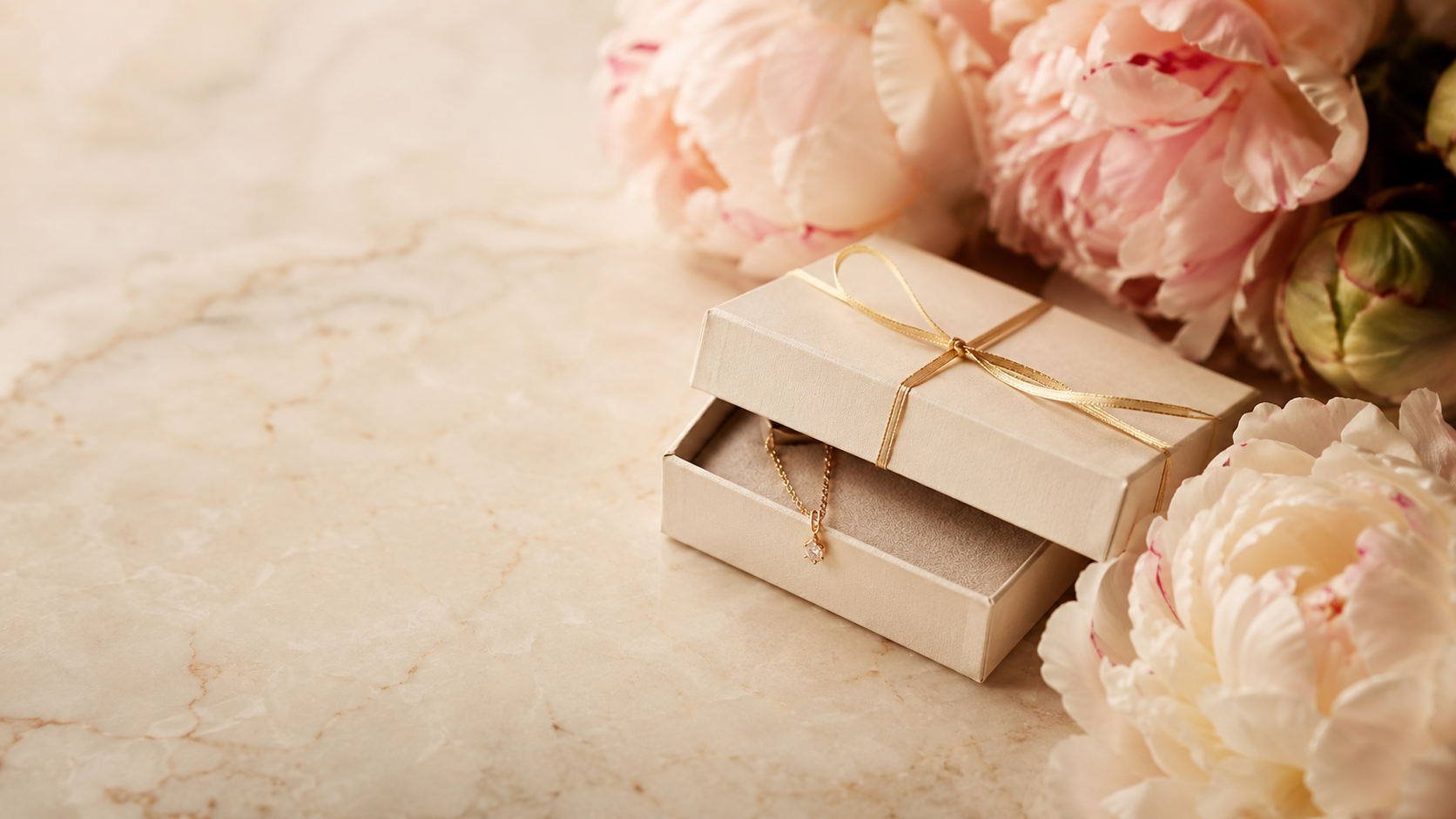 Feine Goldkette mit Herzanhänger als Muttertagsgeschenk in einer Geschenkschachtel — Splendido Schmuck
